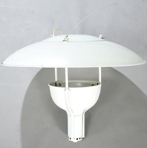 Sven Markelius Stor loftslampe af hvidlakeret metal. Model 703. Formgivet i 1930erne. Udført hos Upsala. H. 60 cm, Diam. 82 cm.