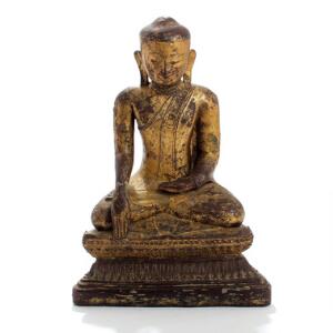 Orientalsk Buddha siddende på trone af delvis forgyldt papmaché. 19.-20. årh. H. 49.