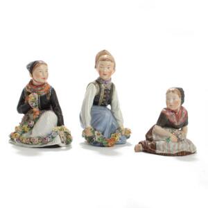 Carl Martin-Hansen Tre egnsfigurer af porcelæn, Kgl. P., dekorerede i overglasurfarver. Juliane Maries mærke. H. 10-15 cm. 3