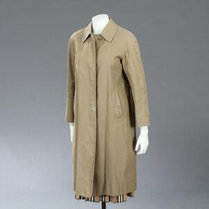 Burberry Lys trenchcoatjakke. Ca. str. 36. Flere hatte medfølger.