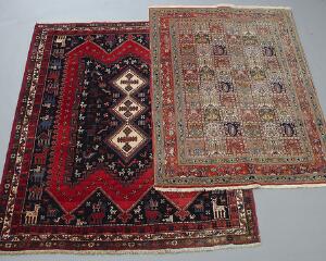 To oriental rugs. Sirjan, design med tre sammenhængende hagemedaljoner. Samt Qum tæppe, Persien. 2