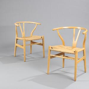 Hans J. Wegner Y-stolen. Et par armstole af egetræ, sæder med flettet papirgarn. Model CH 24. Udført hos Carl Hansen  Søn. 2