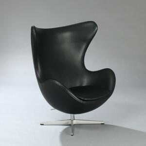 Arne Jacobsen Ægget. Hvilestol med stel af stål. Sider, ryg samt løs sædehynde betrukket med sort skind. Udført hos Fritz Hansen, 2004.