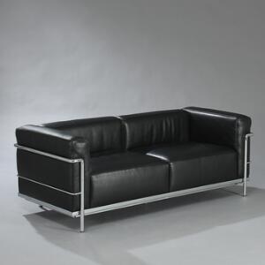 Le Corbusier LC-3. To-personers sofa med stel af forkromet metal. Løse hynder betrukket med sort skind. L. 168.