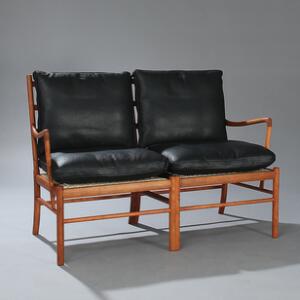 Ole Wanscher To-pers. sofa med stel af kirsebær. Hynder i sæde og ryg betrukket med sort skind. Model PJ 1492. Udført hos P. Jeppesen.