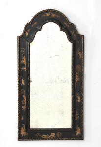 Portalformat spejl i ramme af sortmalet træ, dekoreret med kineserier i guld. 18. årh. H. 98. B. 50.