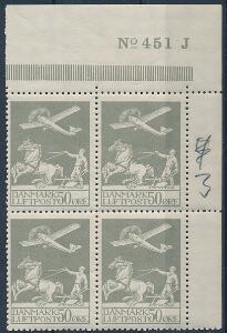 1929. Gl. luftpost 50 øre, grå. Postfrisk fireblok med fuld øvre hjørnemarginal. Pragtobjekt. AFA 8800