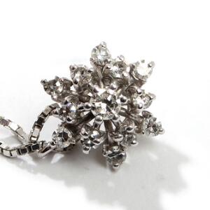Halskæde af 18 kt. hvidguld, prydet med talrige brillant- og enkeltslebne diamanter. Vedhæng L. 1,5. Kæde L. 45. Ca. 1980erne.
