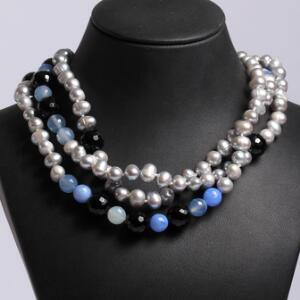 Lang perlehalskæde prydet med ferskvands kulturperler, facetslebne onyx og blå kvarts. Perlediam. ca. 8,0-14,0 mm. L. ca. 132 cm. Ca. 2011.