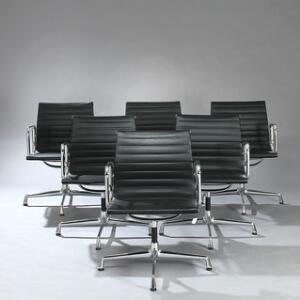 Charles Eames Aluminum Group Side Chair. Sæt på seks stole med stel af forkromet aluminium. Sæde og ryg betrukket med sort skind. 6
