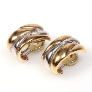 Et par diamantørestikker af 14 kt. guld og hvidguld hver prydet med to brillantslebne diamanter. L. 2,4 cm. 2