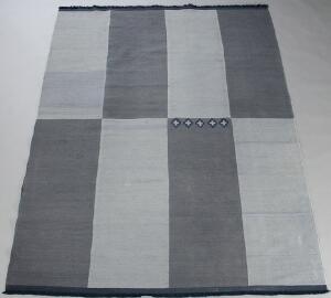 Rektangulært tæppe af vævet uld med grå tern, blå ender og frynser.