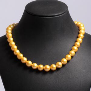 Perlehalskæde prydet med talrige farvede ferskvandskulturperler med lås af sterling sølv. L. 43 cm.  Perlediam. 10- 13 mm. Æske medfølger.