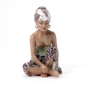 Jens Peter Dahl-Jensen Bali pige. Figur af porcelæn, dekoreret i farver. 1136. Dahl-Jensen. H. 22 cm.