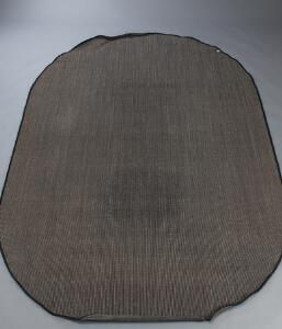 Ovalt sisal tæppe med sort og naturfarvet mønster. Sorte kanter af uld. L. 350. B. 220.