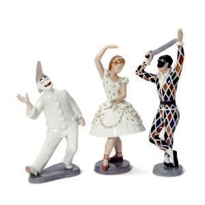 Ebbe Sadolin, Svend Jespersen Harlekin, Colombine og Pjerrot. Tre figurer af porcelæn, dekorerede i farver. BG. H. 23-29. 3