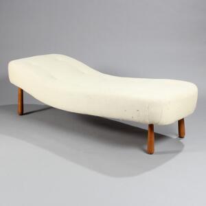 Martin Olsen, tilskrevet Daybed i let buet form med kølleformede ben af egetræ og lyst betræk. L. 190. B. 75.