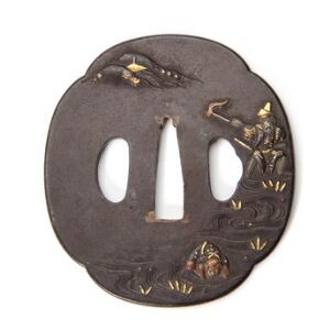 Japansk tsuba af jern med delvist forgyldning, støbt med to små figurer. Meiji 1868-1912. Diam. ca. 7 cm.