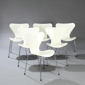 Arne Jacobsen Syveren. Sæt på seks stole med sæde samt ryg af hvidlakeret træ. Stel af forkromet stål. Udført og mærket hos Fritz Hansen, 1968. 6