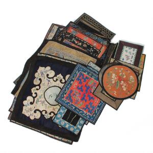 Stor samling kinesiske dragtfragmenter, broderet i farver på silke. 19.-20. årh. Ca. 19 x 19 til 31 x 39, 65 x 26 cm. 52