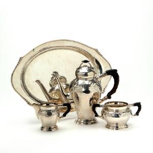Skønvirke kaffestel af sølv bestående af kaffe- og flødekande, sukkerskål samt bakke af sølv. Vægt 1710 gr. H. 23 cm. L. 42 cm. 4