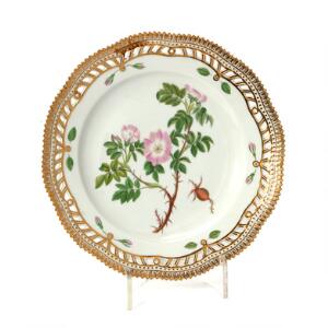 Flora Danica tallerken af porcelæn med gennembrudt fane, dekoreret i farver og guld med blomster. 3553. Royal Copenhagen. Diam. 25,5 cm.