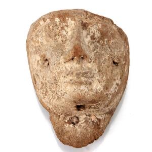 Maske fra mumiekiste af træ med rester af stuk. Ægypten, oldtid. H. 13 cm.