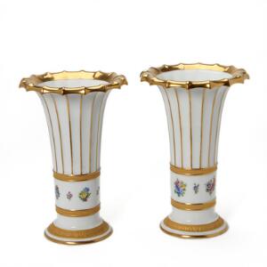 Henriette - et par trompetformede prydvaser af porcelæn, dekoreret i farver og guld. Efter model af C.F. Hetsch. 4448569. H. 26,5 cm. 2