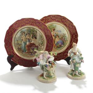 To figurer af porcelæn i form af kvinde og mand i rococoklæder, Dresden. Samt to prydtallerkener af porcelæn. Diam. 27. 4