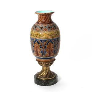 Vase af majolica dekoreret i farver med indridset design, opsat på fod af bronze og grønbroget marmor. 19. årh.  H. 47 cm.