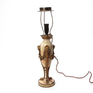 Bordlampe af alabast dekoreret med forgyldte bronzemonteringer. Ca. 1900. H. 41 cm.