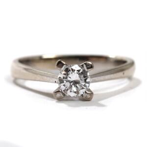 Poul Klarlund Diamant solitairering af 18 kt. hvidguld prydet med brillantslebet diamant på ca. 0.38 ct. Str. 50. Ca. 1970.