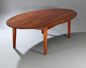 Dansk møbeldesign Ovalt spisebord af massivt nøddetræ, opsat på tilspidsende ben. H. 73,5. L. 280. B. 153.