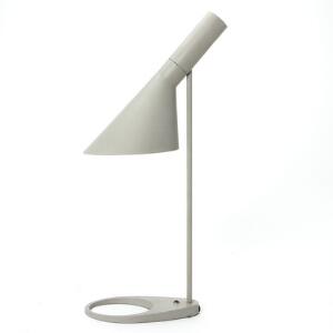 Arne Jacobsen AJ. Bordlampe af grålakeret metal med justérbar skærm. H. 55. Skærmlængde 34,5.