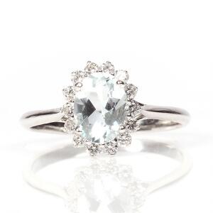 Akvamarin- og diamantring af 14 kt. hvidguld prydet med facetslebet akvamarin omkranset af brillantslebne diamanter. Str. 54,5. Ca. 2011.