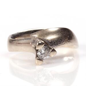Diamantring af 14 kt. delvis satineret hvidguld prydet med brilliantslebet diamant på ca. 0.24 ct. Str. 50. Ca. 2005.