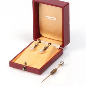 Thor Selzer Smykkesæt af 14 kt. guld bestående af et par øreclips og en hattenål hver prydet med ferskvands kulturperle og brillantslebet diamant. Ca. 1985.