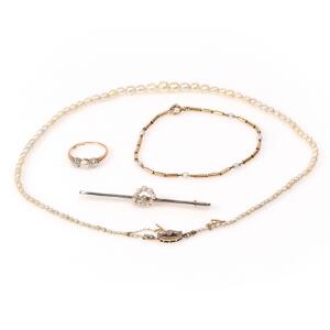 Perle- og diamantsmykkesæt af 14 og 18 kt. guld bestående af halskæde, armbånd, broche og ring prydet med kulturperler og diamanter. Str. 49. L. 38, 18 og 6 cm.
