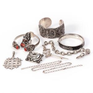 Sølvsmykkesamling blandt andet bestående af Georg Jensen broche, tre armbånd, et vedhæng, en broche, en ring og to kæder. Vægt i alt. 190,5 g. 9