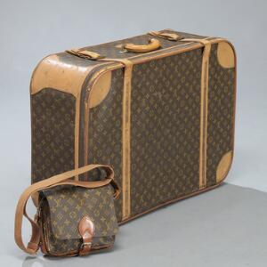 Louis Vuitton Vintage kuffert i monogram canvas samt skuldertaske i monogram canvas med læderhåndtag og forstærkning. L. 75 x 50 x 25 og 20 x 22 cm. 2