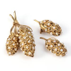 Perlesmykkesæt af 18 kt. guld bestående af en broche samt et par øreclips prydet med ferskvands kulturperler. Vægt. 38 g. 3