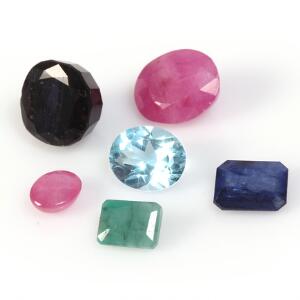 Samling af uindfattede smykkesten bestående af rubiner på ca. 11.38 og 2.53 ct., safir på ca. 3.58 ct., smaragd på ca. 2.48 ct., topas på ca. 5.37 ct., og iolit