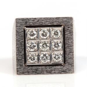 Diamantring af 14 kt. satineret hvidguld prydet med talrige brillantslebne diamanter. Str. 47.
