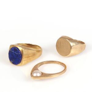 Tre ringe af 14 kt. guld prydet med kulturperle og lapis lazuli. Str. 46, 52 og 54. Vægt i alt ca. 22,5 gr. 3