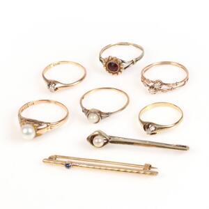 Smykkesamling af 14 kt. guld bestående af fem ringe og to brocher prydet med ferskvands kulturperler og diamanter heraf en ring fra Evald Nielsen. Str. 51-57.