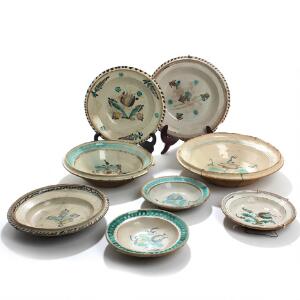 En samling Stettiner keramik, dekoreret i farver, bestående af tre tallerkener og fem større og mindre fade. 19. årh. Diam. 22-39. 8