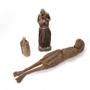 Tre religiøse figurer af udskåret træ bestående af Kristus, Jomfru Maria og munk med Jesusbarnet. 16.-18. årh. H. 27-87 cm. 3