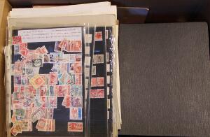 Danmark. Stor flyttekasse stoppet med mindre samlinger, lagerpartier, stempler og andet. Chancerigt parti