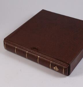 Færøerne. 1940-2001. Postfrisk samling i luxus Leuchtturm-album med kassette incl. 3 Provisorier 1940 og komplet fra 1975 til 2001. Se fotoudsnit