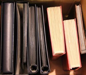 Tyskland. Bund. Parti postfrisk materiale i kasse, indeholder bl.a. 2 store tykke indstiksbøger fyldt med postfriske mærker og 4-blokke, 3 Safe-album samt